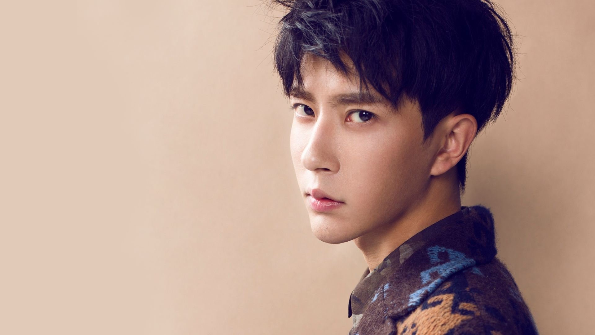 苏炳添现场观看学生田径比赛,田径运动员苏炳添的比赛成绩