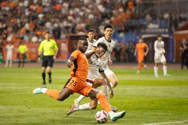 乐鱼体育:中超裁判报告引发争议：判罚尺度不一，VAR使用混乱的简单介绍